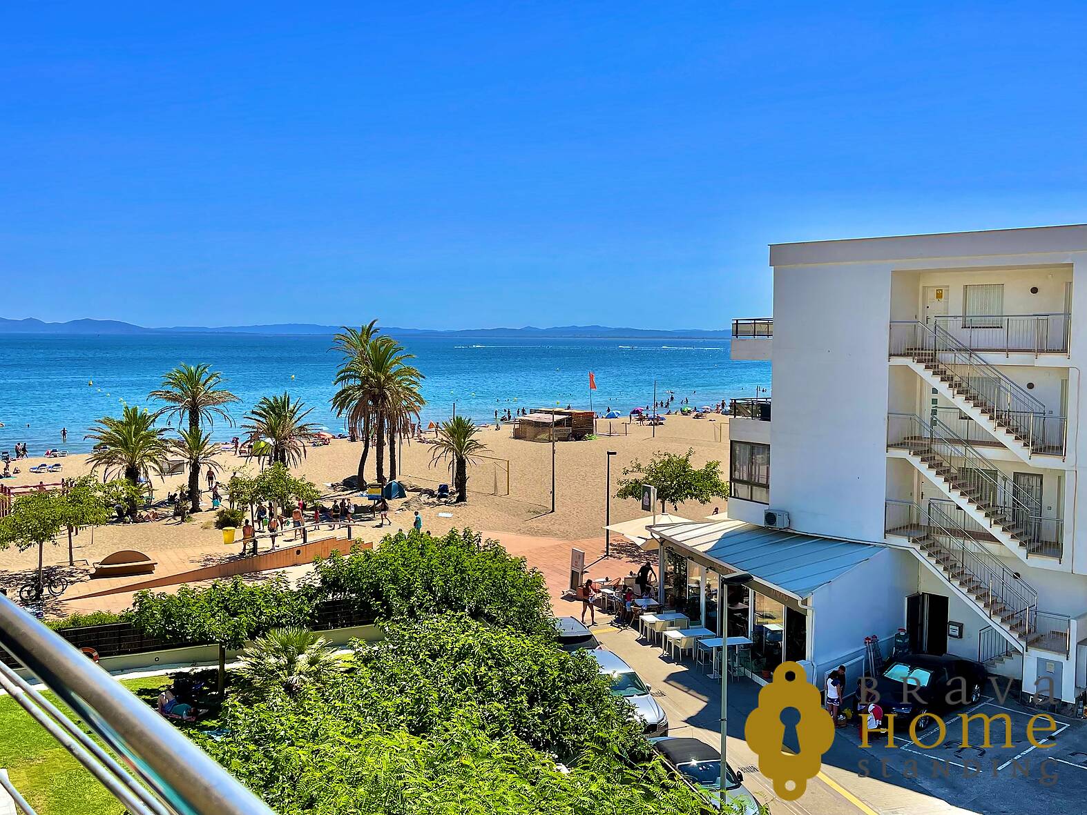 Magnificent apartment with sea view facing the promenade of Roses