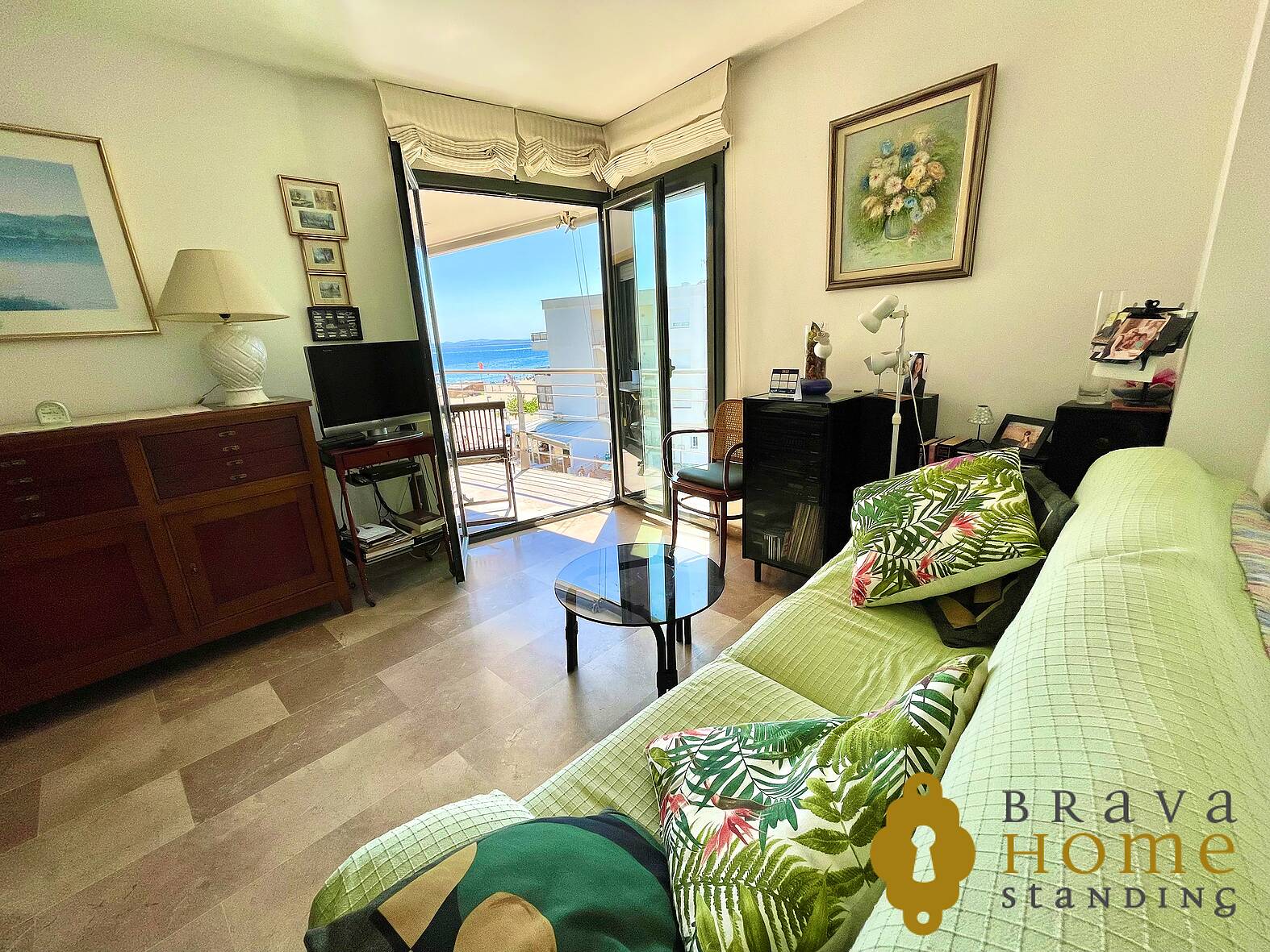 Magnificent apartment with sea view facing the promenade of Roses