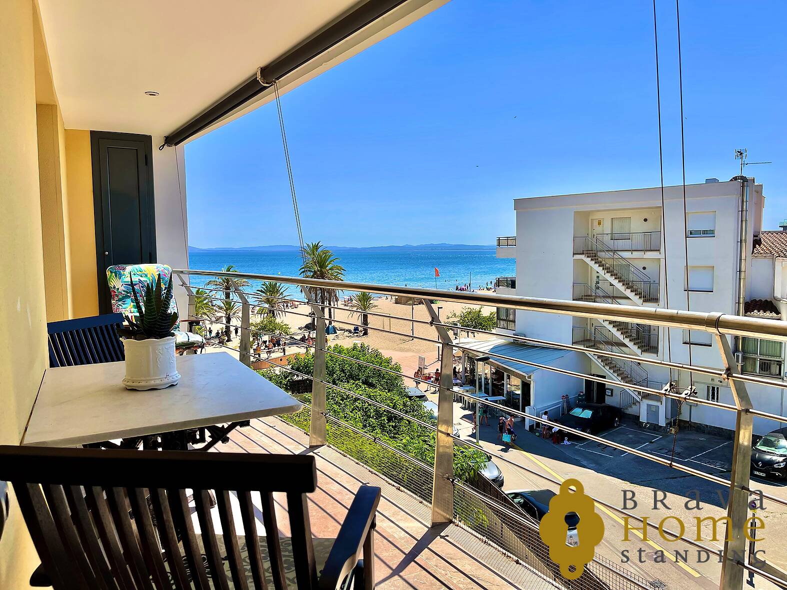 Magnificent apartment with sea view facing the promenade of Roses
