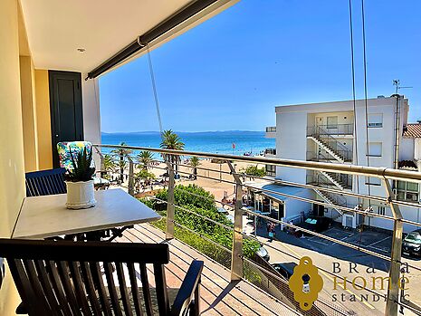 Magnificent apartment with sea view facing the promenade of Roses