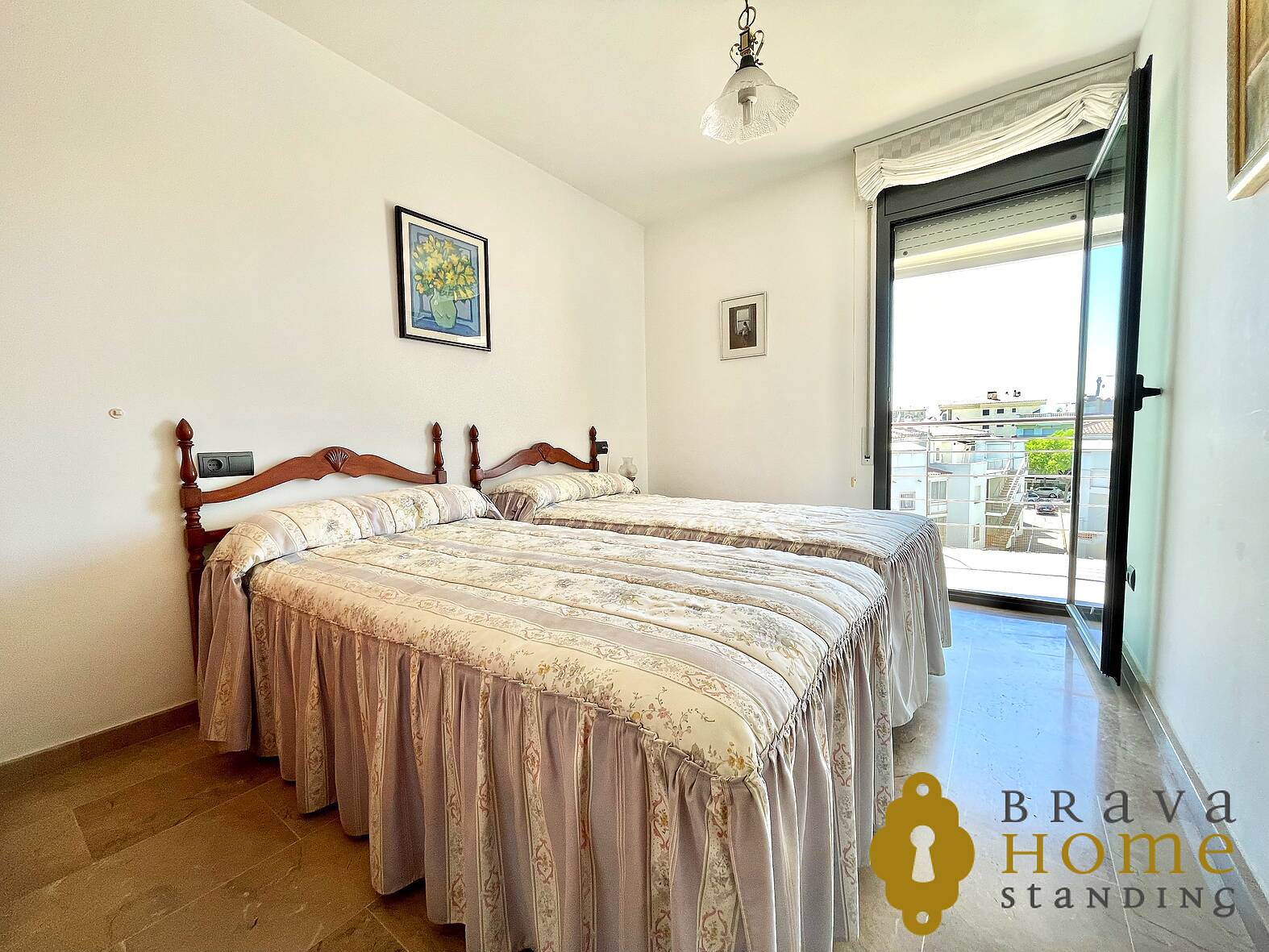Magnificent apartment with sea view facing the promenade of Roses