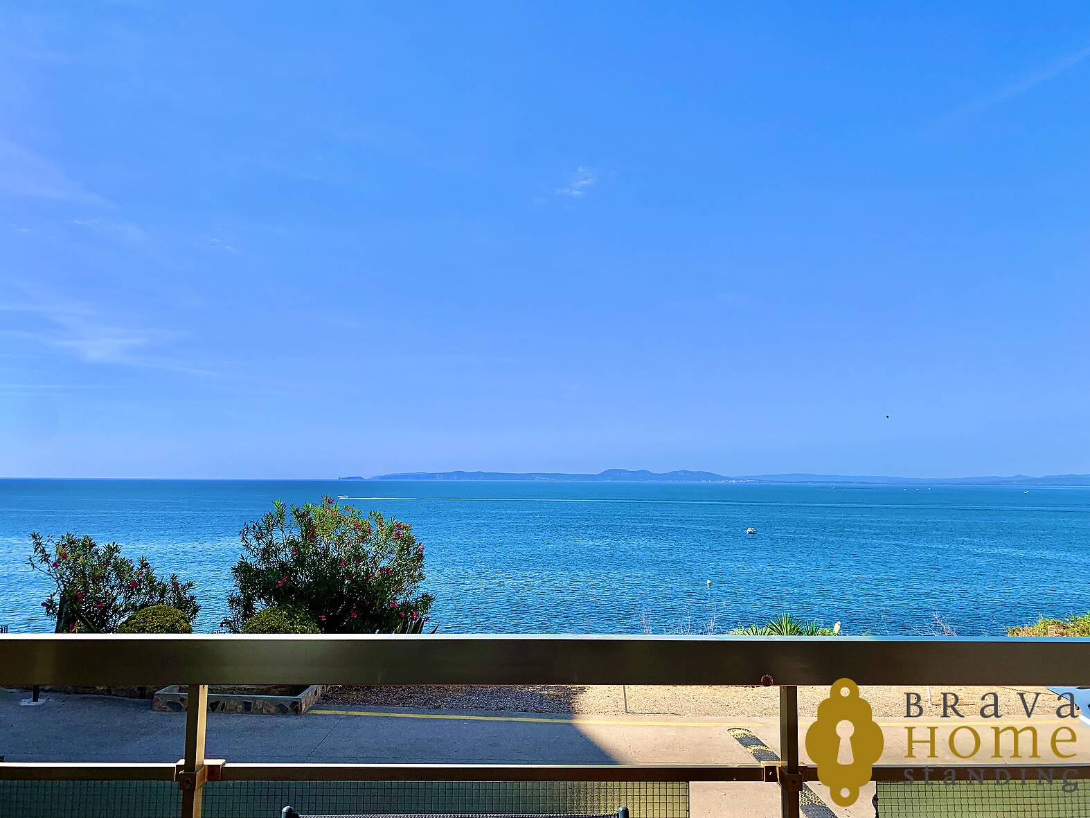 Magnificent apartment in 1st line of the sea, for sale in Rosas