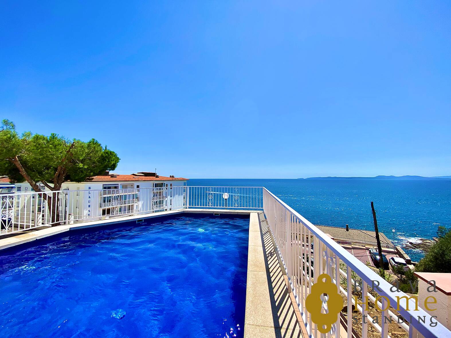 Bonic apartament amb vistes al mar, piscina i parking en venda a Roses