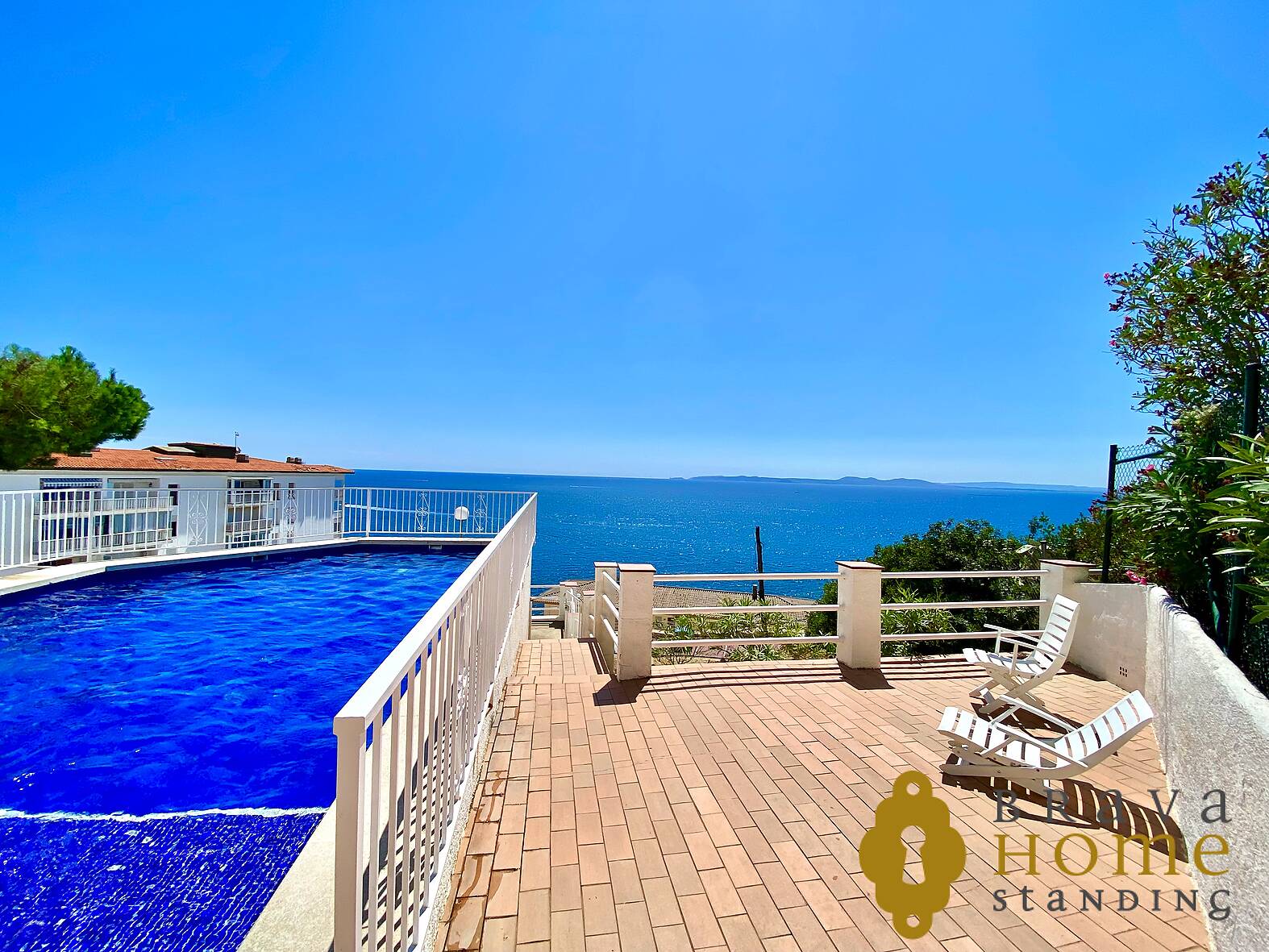 Nice apartment with sea view, swimming pool and parking for sale in Rosas
