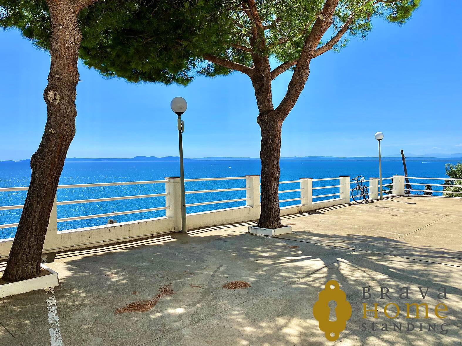 Nice apartment with sea view, swimming pool and parking for sale in Rosas