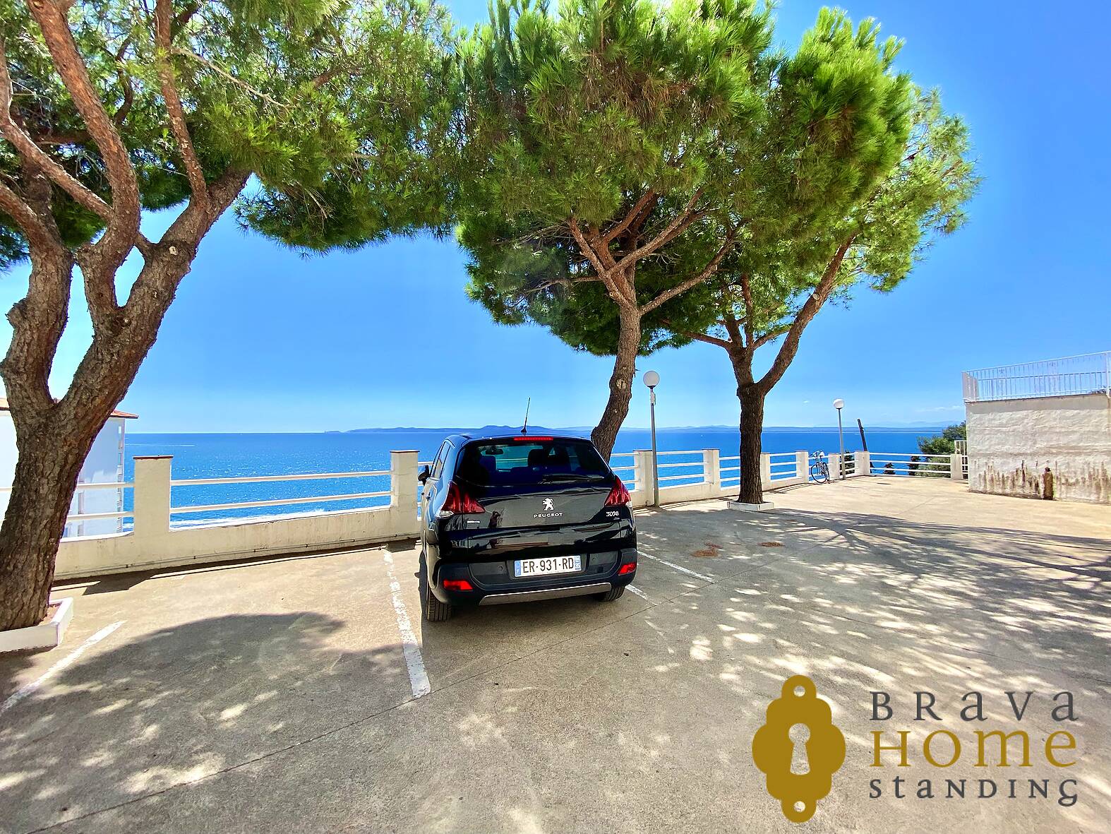 Nice apartment with sea view, swimming pool and parking for sale in Rosas