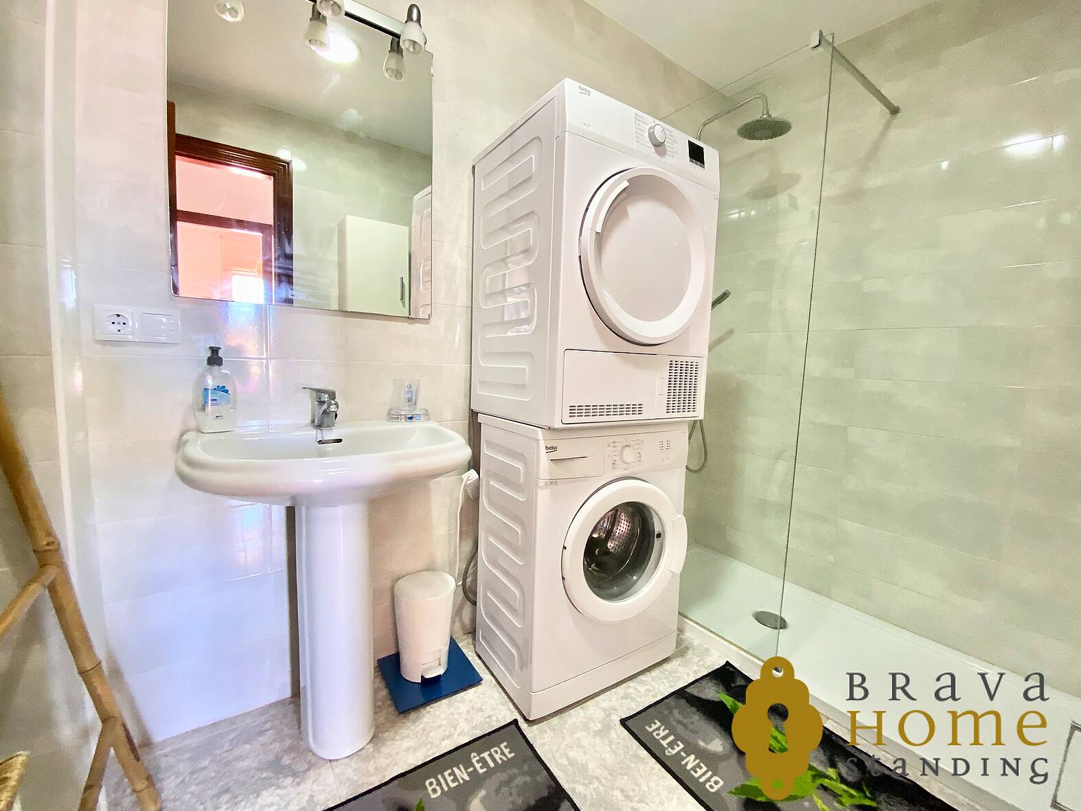 Nice apartment with sea view, swimming pool and parking for sale in Rosas