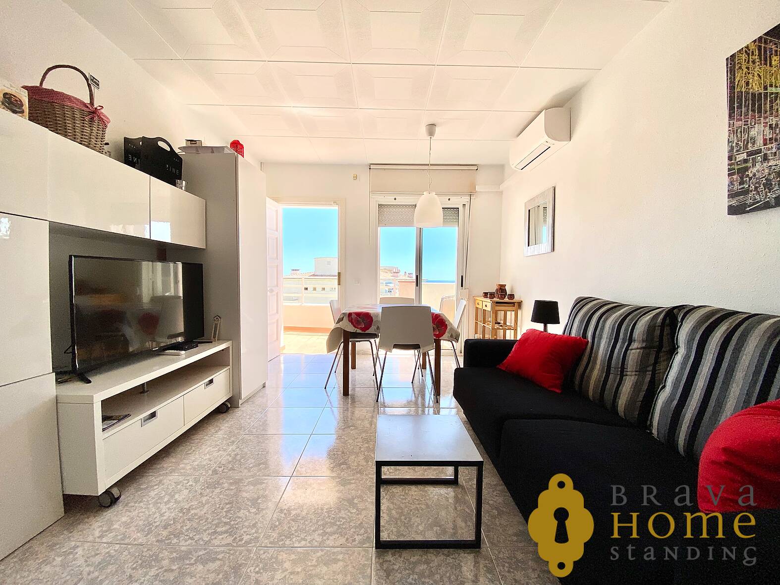 Nice apartment with sea view, swimming pool and parking for sale in Rosas