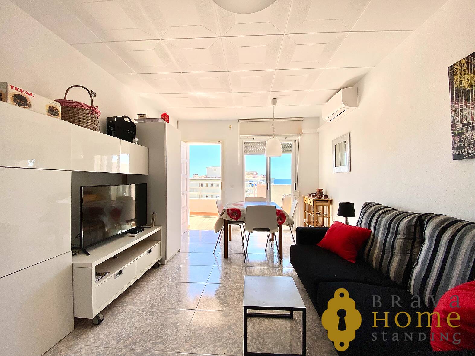 Nice apartment with sea view, swimming pool and parking for sale in Rosas