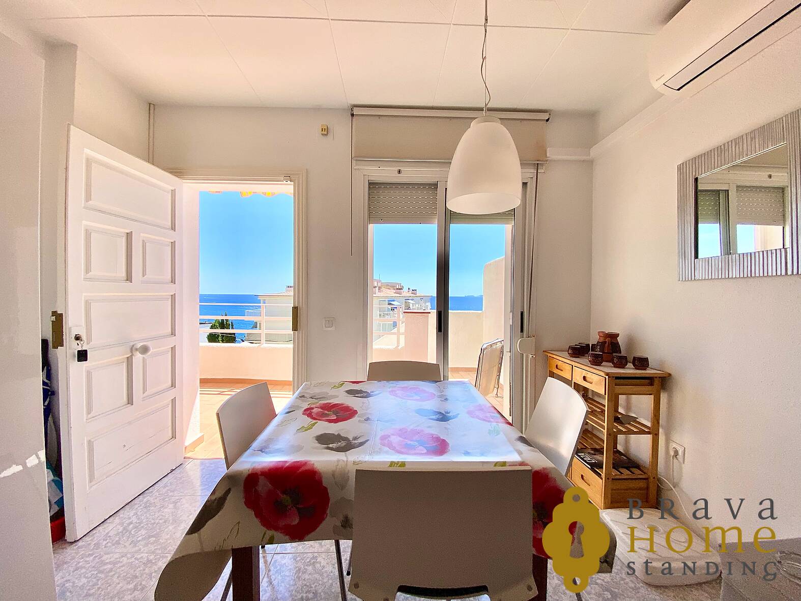 Nice apartment with sea view, swimming pool and parking for sale in Rosas
