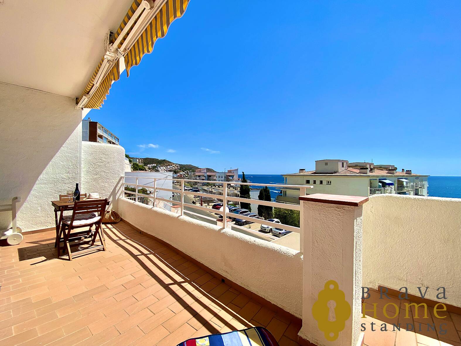 Nice apartment with sea view, swimming pool and parking for sale in Rosas