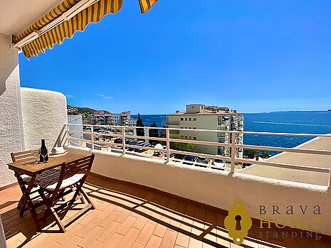 Nice apartment with sea view, swimming pool and parking for sale in Rosas