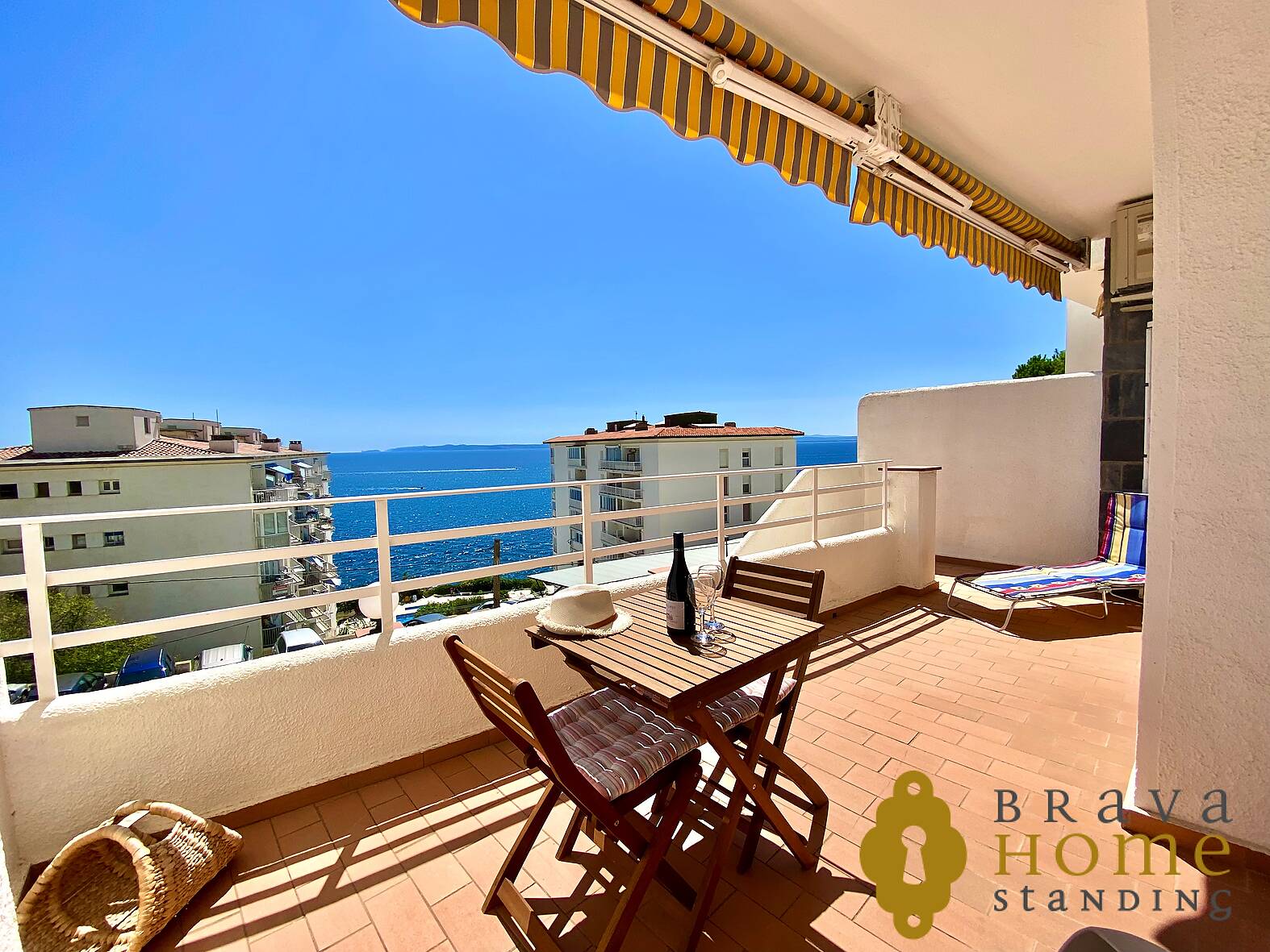 Nice apartment with sea view, swimming pool and parking for sale in Rosas