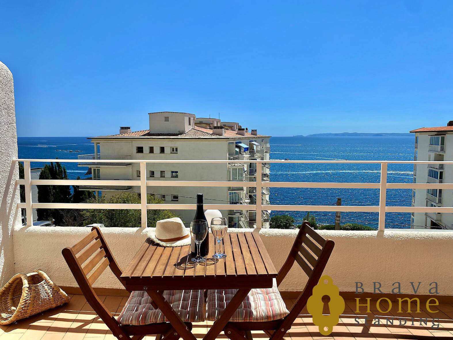 Bonito apartamento con vista al mar, piscina y parking en Rosas