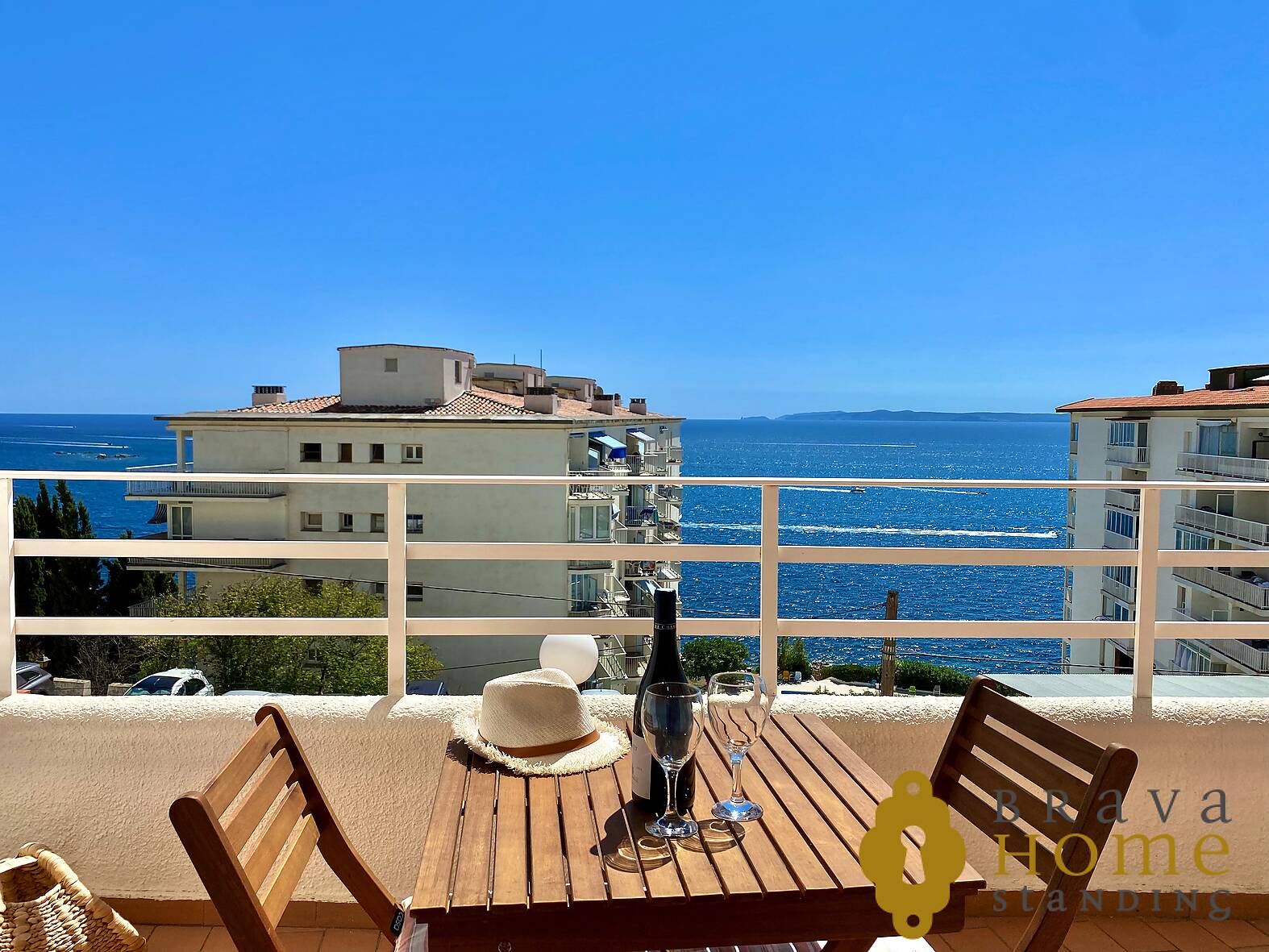 Nice apartment with sea view, swimming pool and parking for sale in Rosas