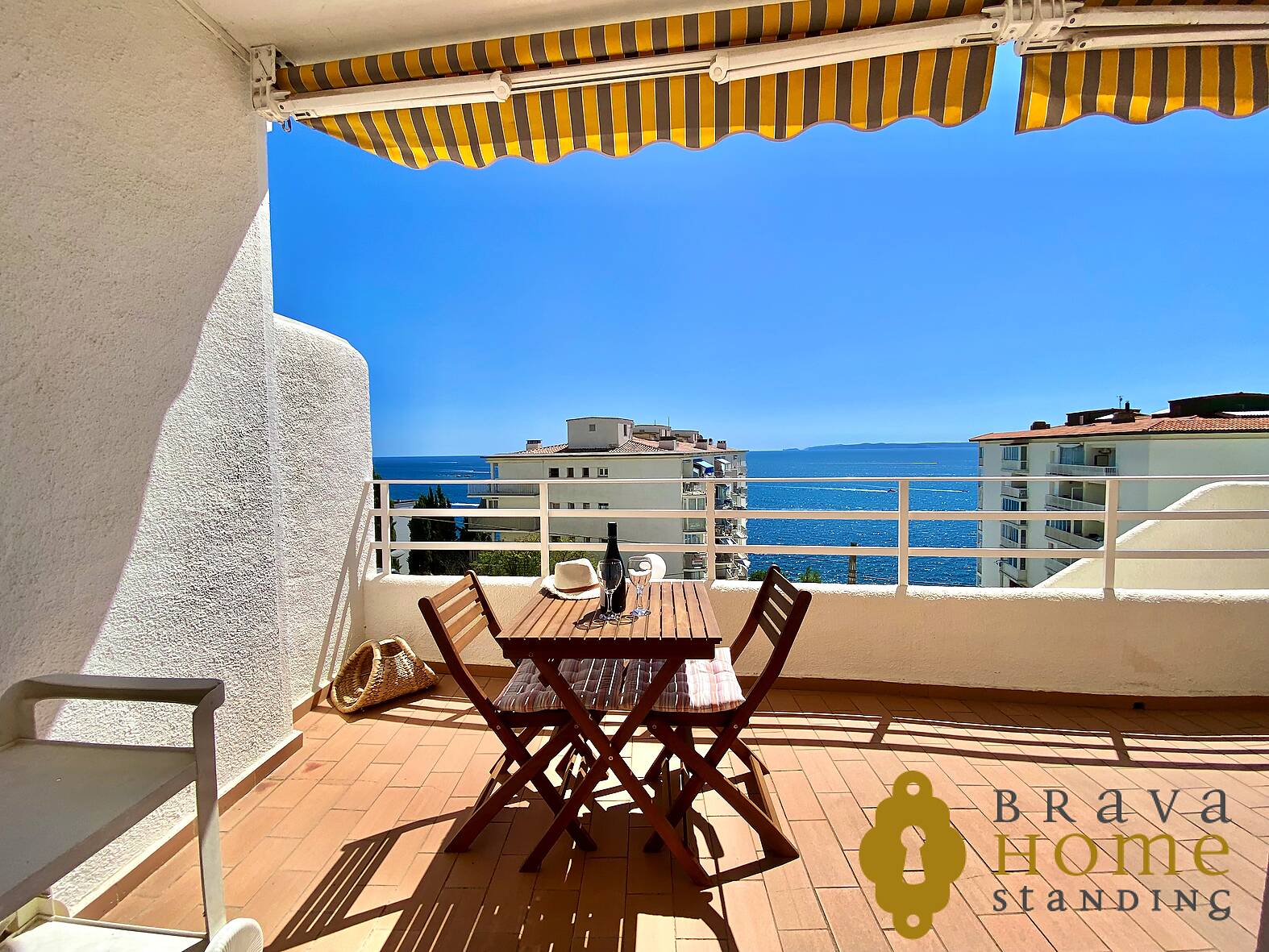 Nice apartment with sea view, swimming pool and parking for sale in Rosas