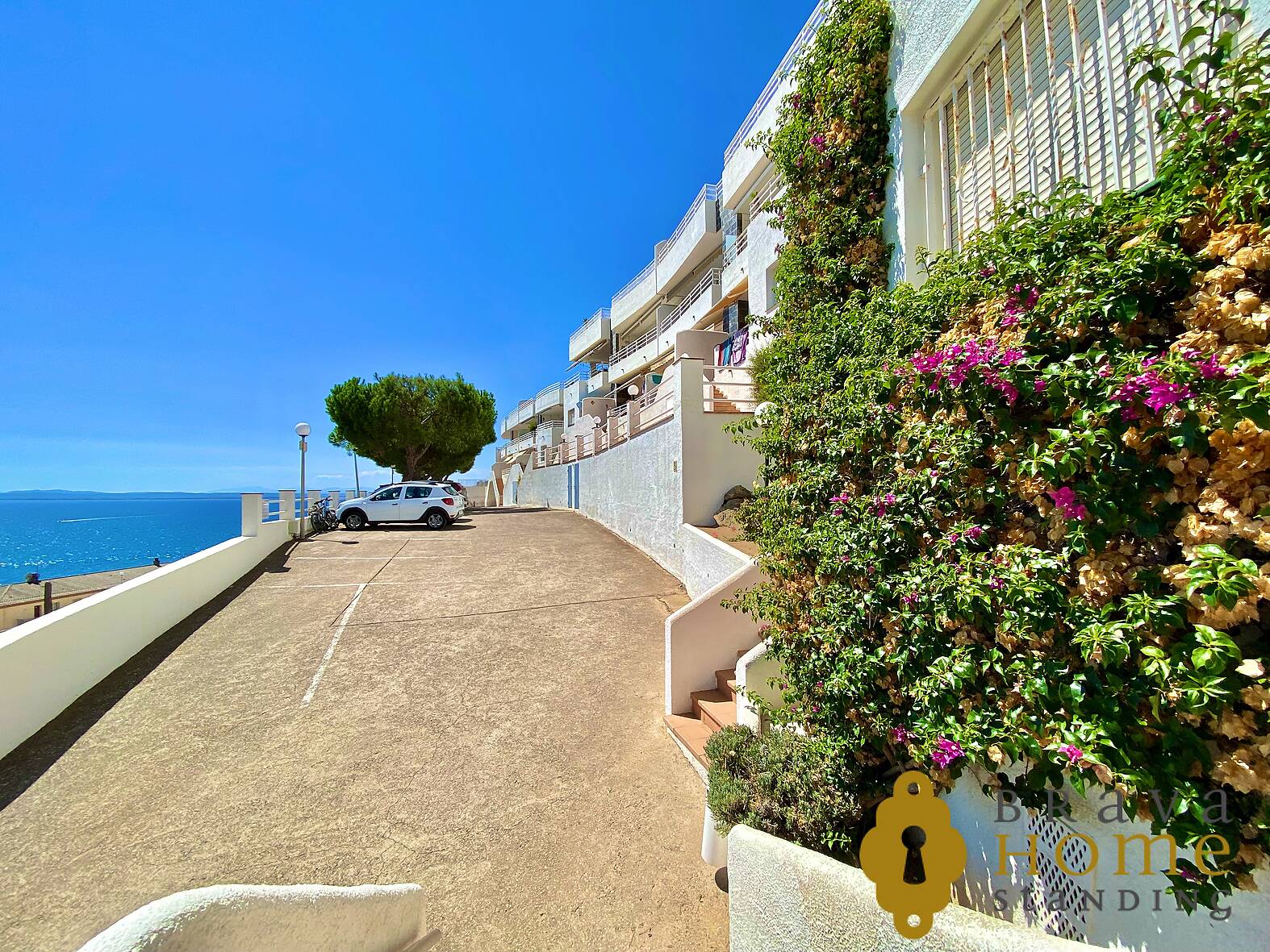 Bonic apartament amb vistes al mar, piscina i parking en venda a Roses