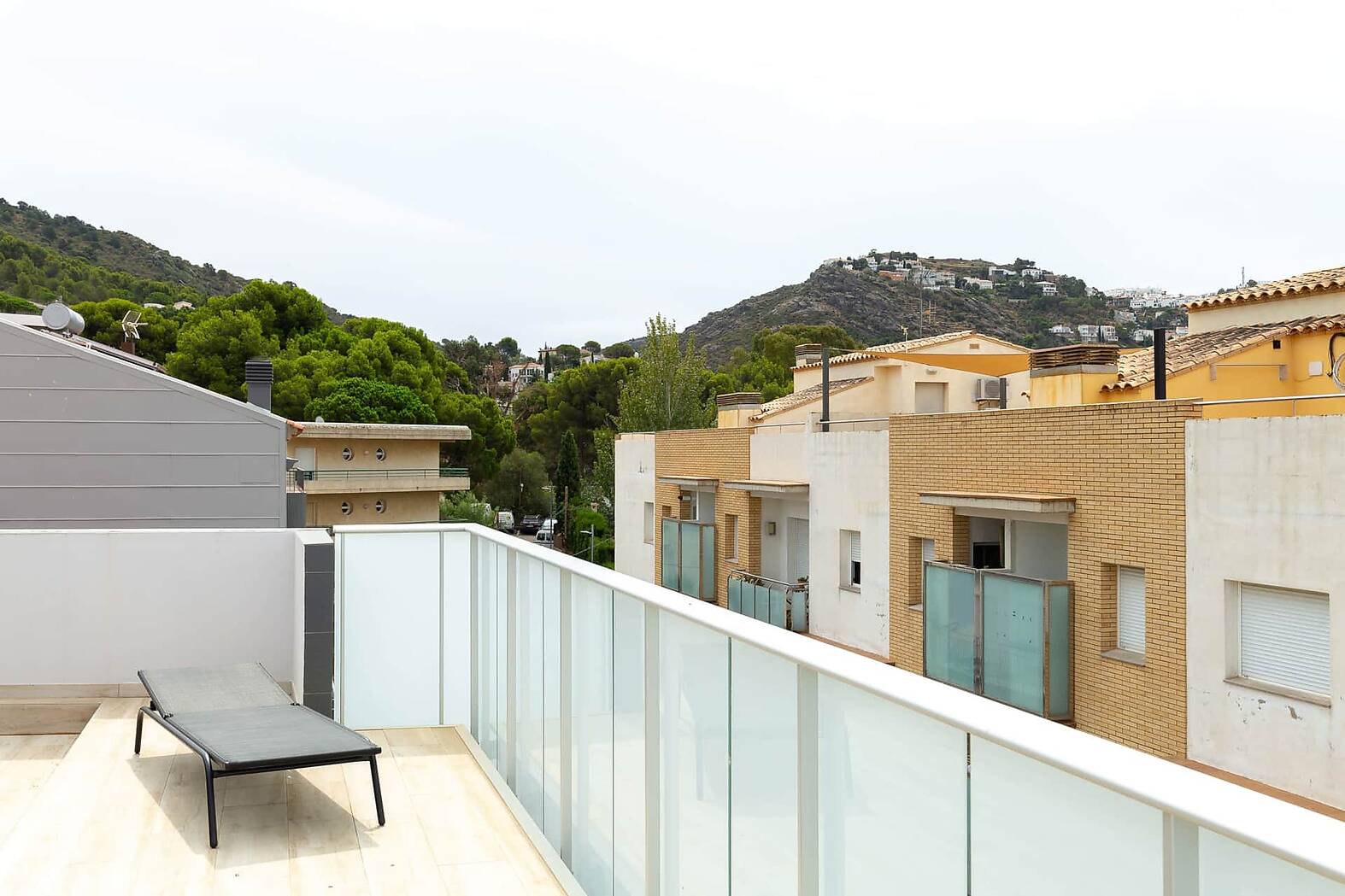 MAGNIFICO APARTAMENTO DUPLEX Y ATICO EN VENTA EN EL CENTRO DE ROSES