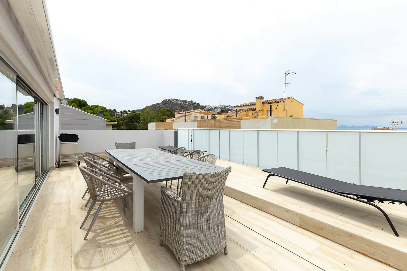MAGNIFICO APARTAMENTO DUPLEX Y ATICO EN VENTA EN EL CENTRO DE ROSES