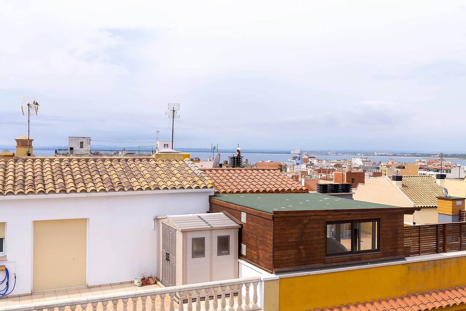MAGNIFICO APARTAMENTO DUPLEX Y ATICO EN VENTA EN EL CENTRO DE ROSES