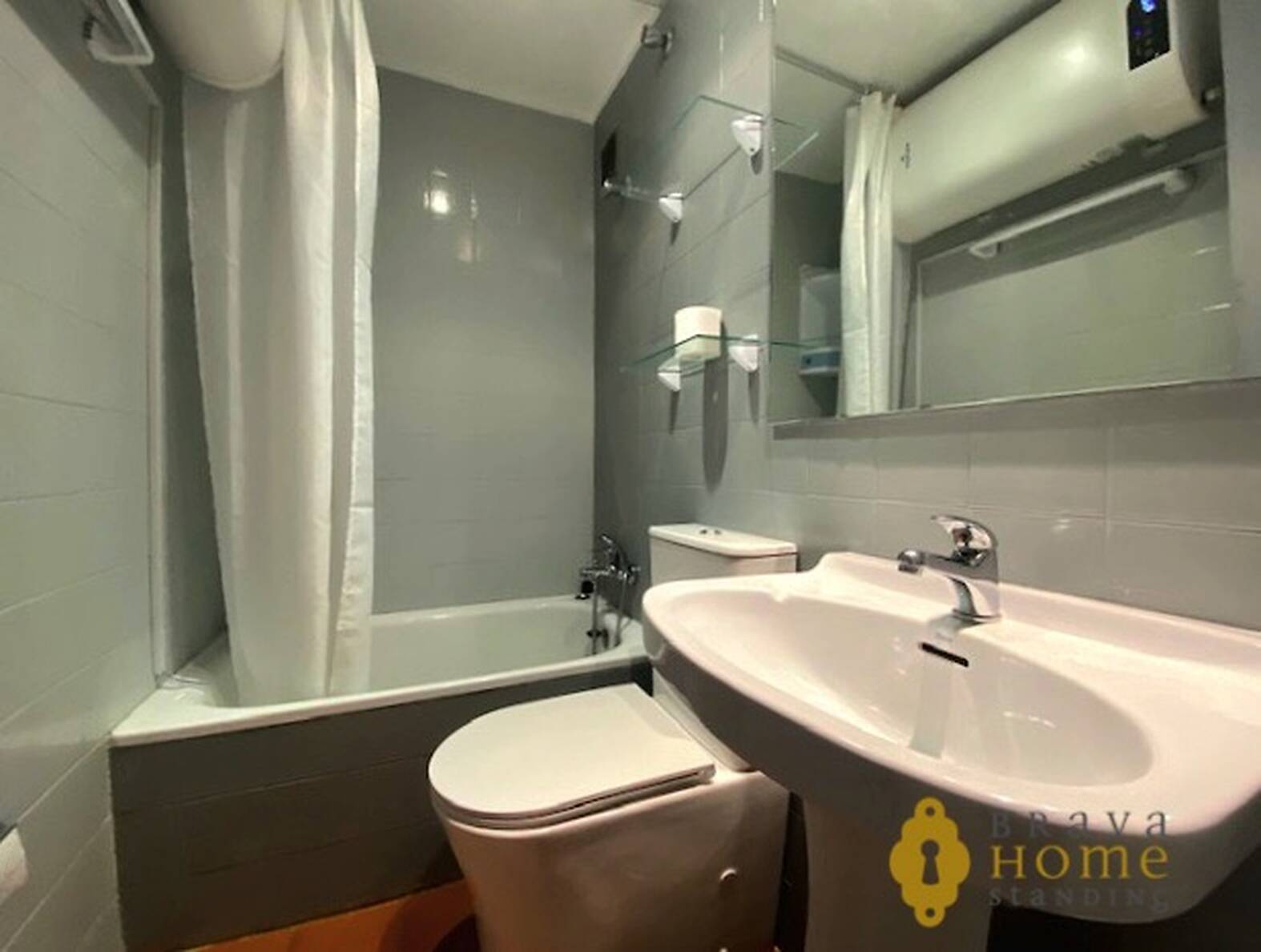 Bonito apartamento de 2 dormitorios a 100m de la playa en venta en Empuriabrava