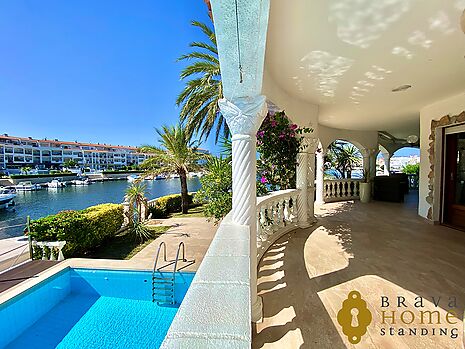 Magnificent house with double mooring for sale in Empuriabrava