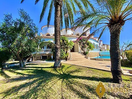 Magnificent house with double mooring for sale in Empuriabrava