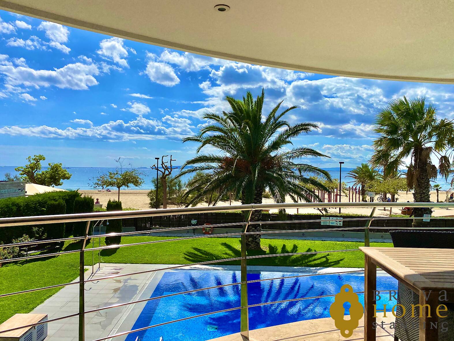 Luxury seafront apartment with parking in Rosas, in Salatar area