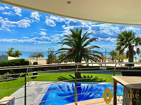 Apartament de luxe a primera línia de mar amb pàrquing a Roses, zona Salatar