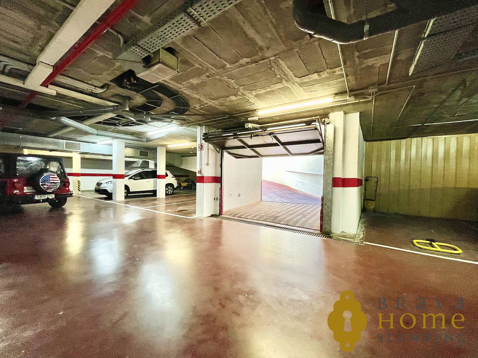 Lujoso apartamento en primera línea de mar con parking en Rosas, zona Salatar
