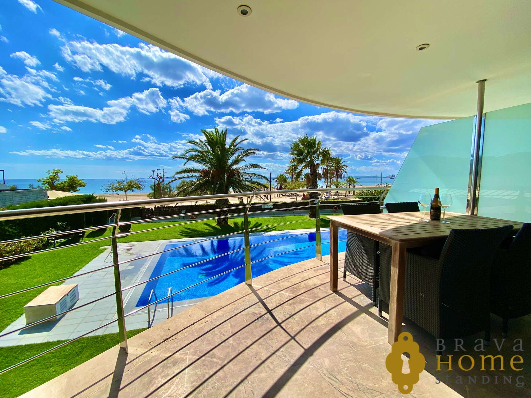 Luxury seafront apartment with parking in Rosas