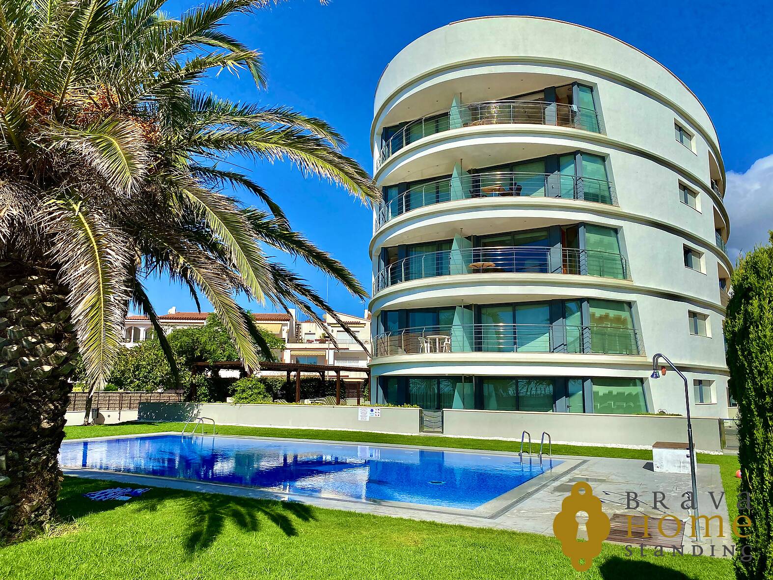 Luxury seafront apartment with parking in Rosas, in Salatar area