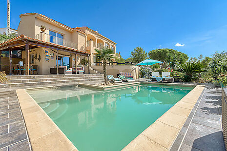 Elegante villa con impresionantes vistas panorámicas al mar en Rosas