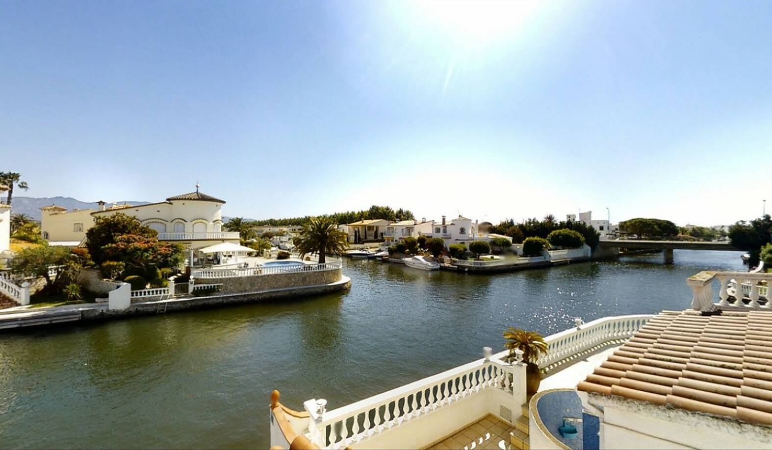 Casa al canal principal con 10m de amarre en Empuriabrava