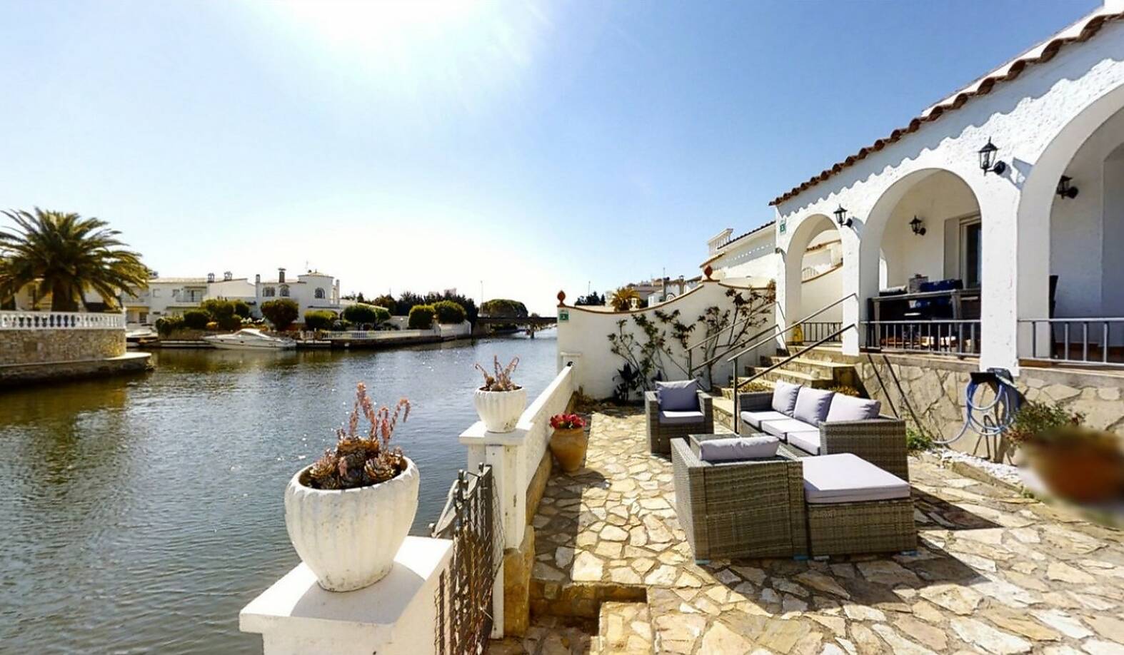 Casa al canal principal con 10m de amarre en Empuriabrava