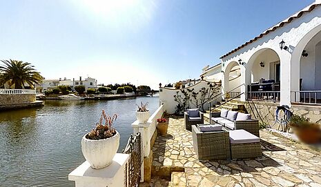 House on the main canal with 10m mooring in Empuriabrava