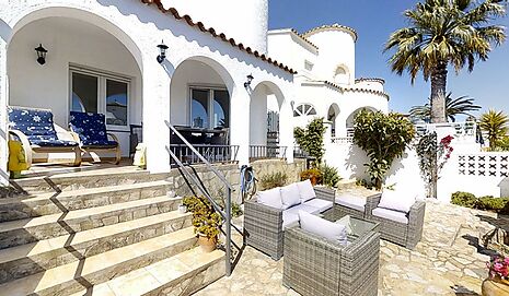 House on the main canal with 10m mooring in Empuriabrava