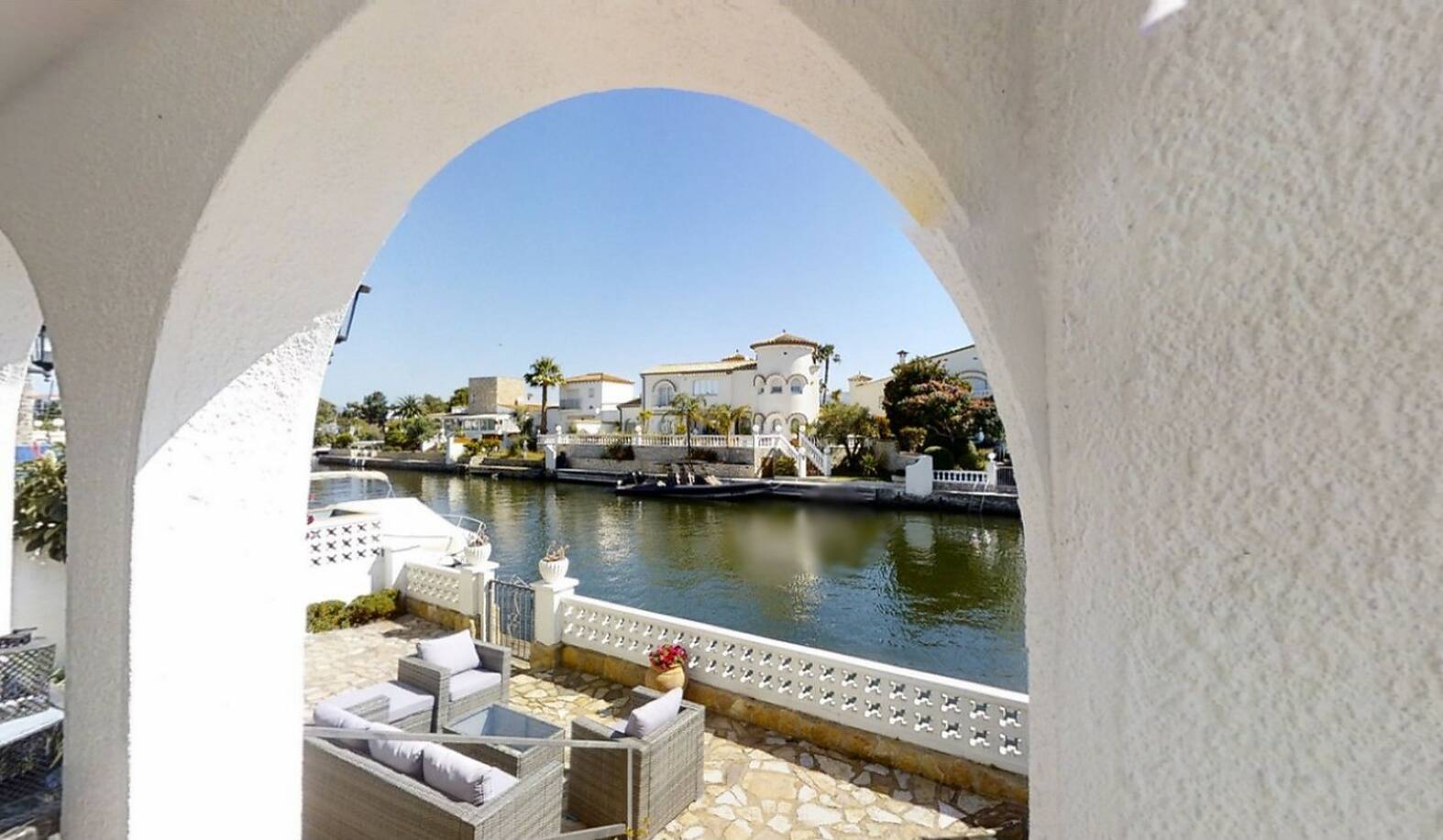 House on the main canal with 10m mooring in Empuriabrava
