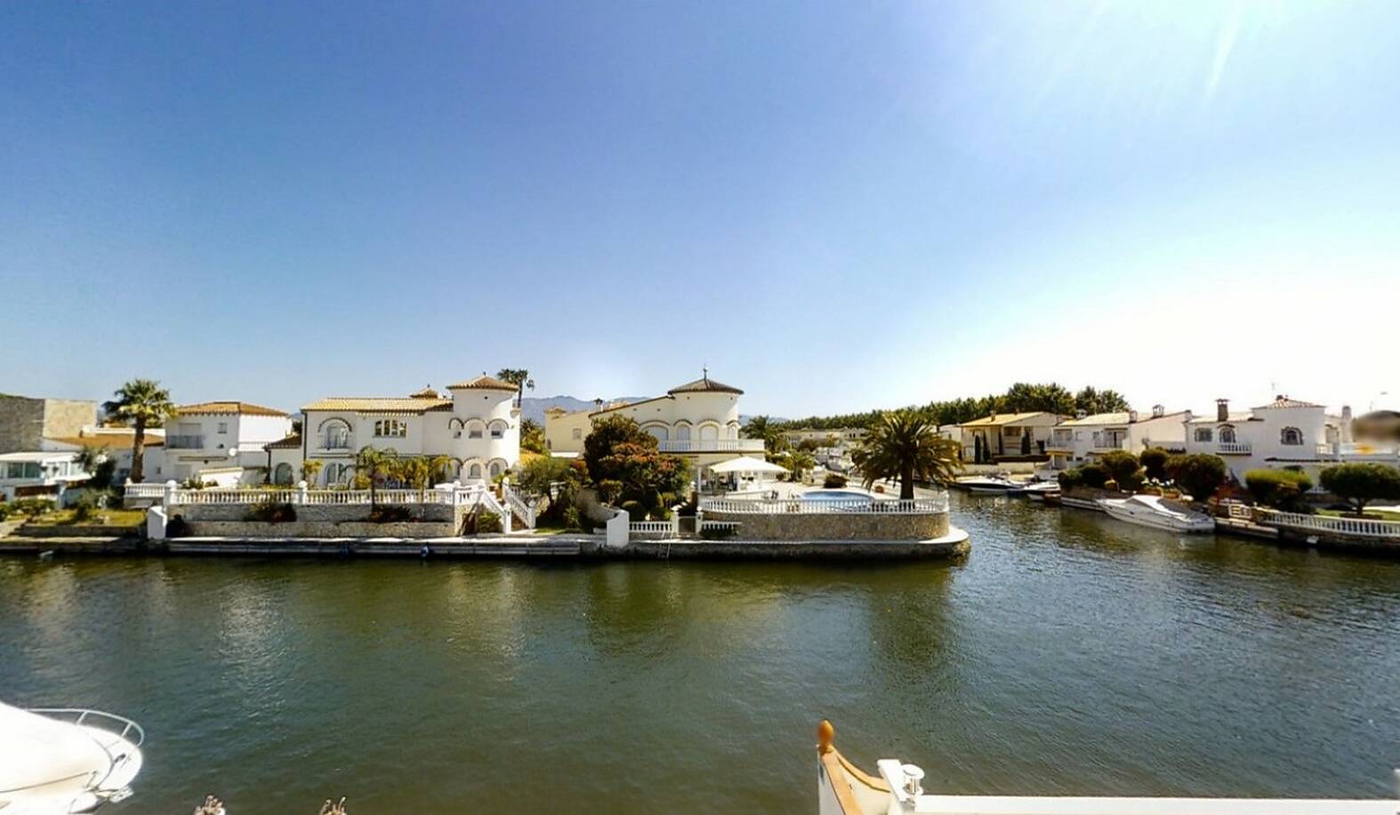 Casa al canal principal con 10m de amarre en Empuriabrava