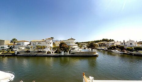 House on the main canal with 10m mooring in Empuriabrava