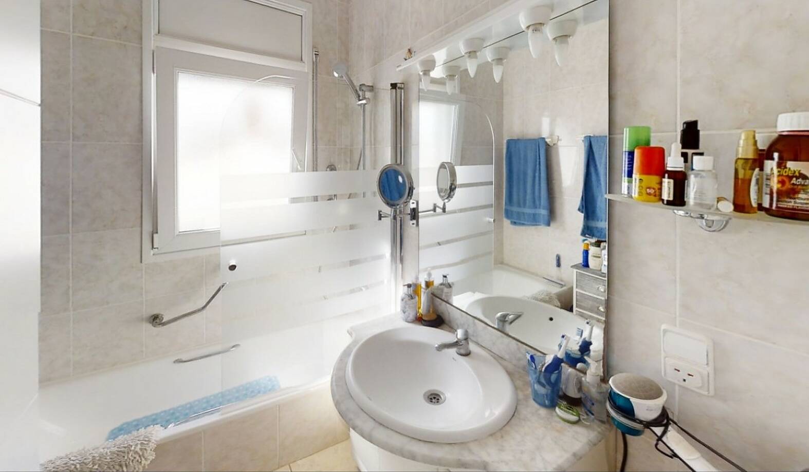 Casa al canal principal con 10m de amarre en Empuriabrava
