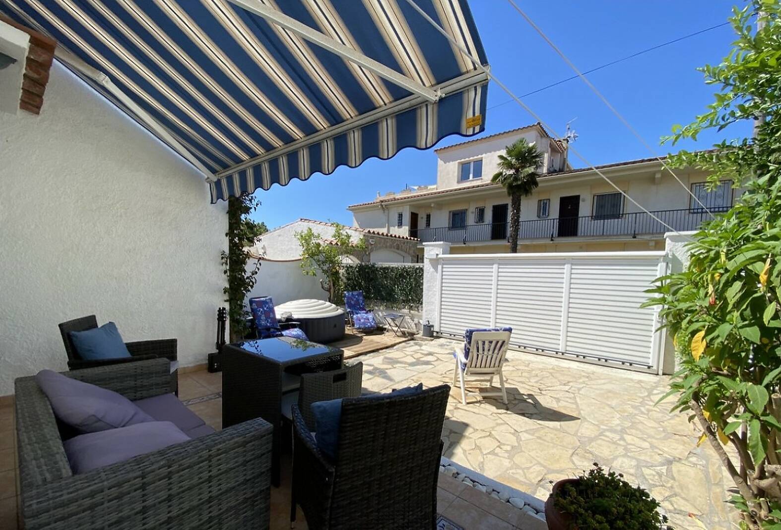 Casa al canal principal con 10m de amarre en Empuriabrava