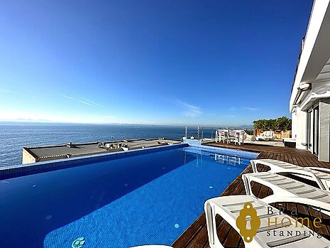 Exceptional property with sea view in Rosas