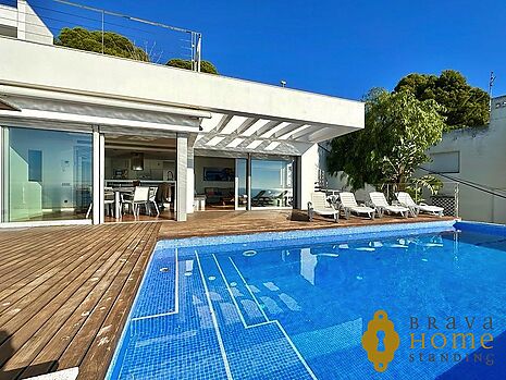 Exceptional property with sea view in Rosas