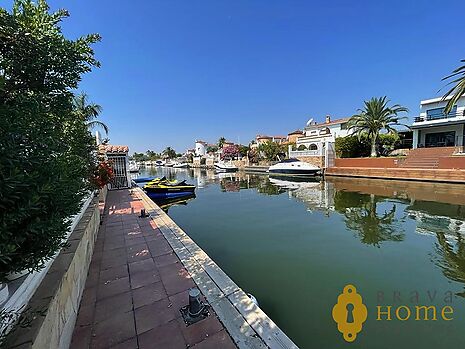 Magnífica casa amb piscina privada i amarratge de 12m a Empuriabrava