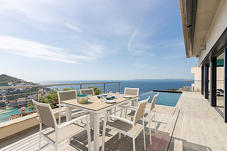 Magnifique maison à Canyelles Petites avec vue mer imprenable