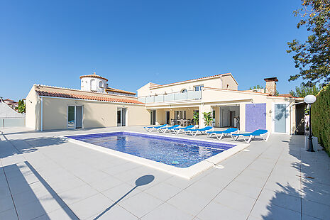 Magnificent house on the canal with 27m of mooring