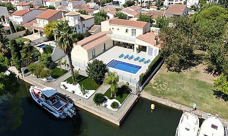Magnificent house on the canal with 27m of mooring