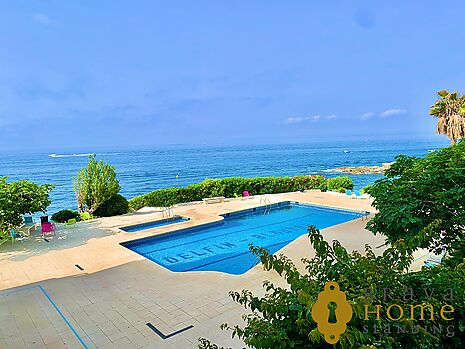 Precioso apartamento con vistas al mar y piscina en venta en Rosas