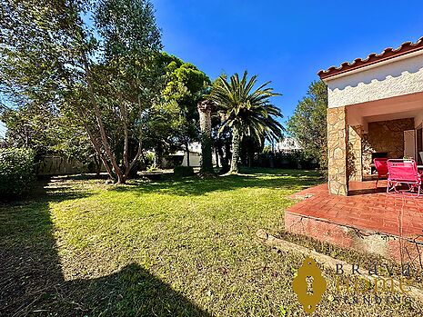 Villa with double plot close to the the beach of Empuriabrava